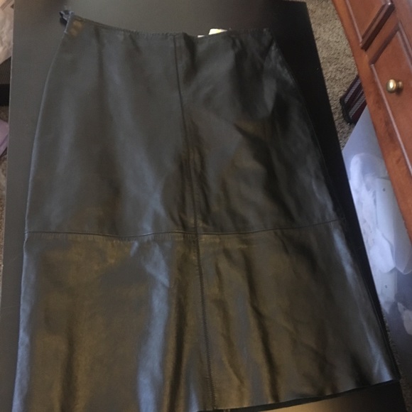 Old Navy Dresses & Skirts - Classic Old Navy Black leather skirt- Size 6